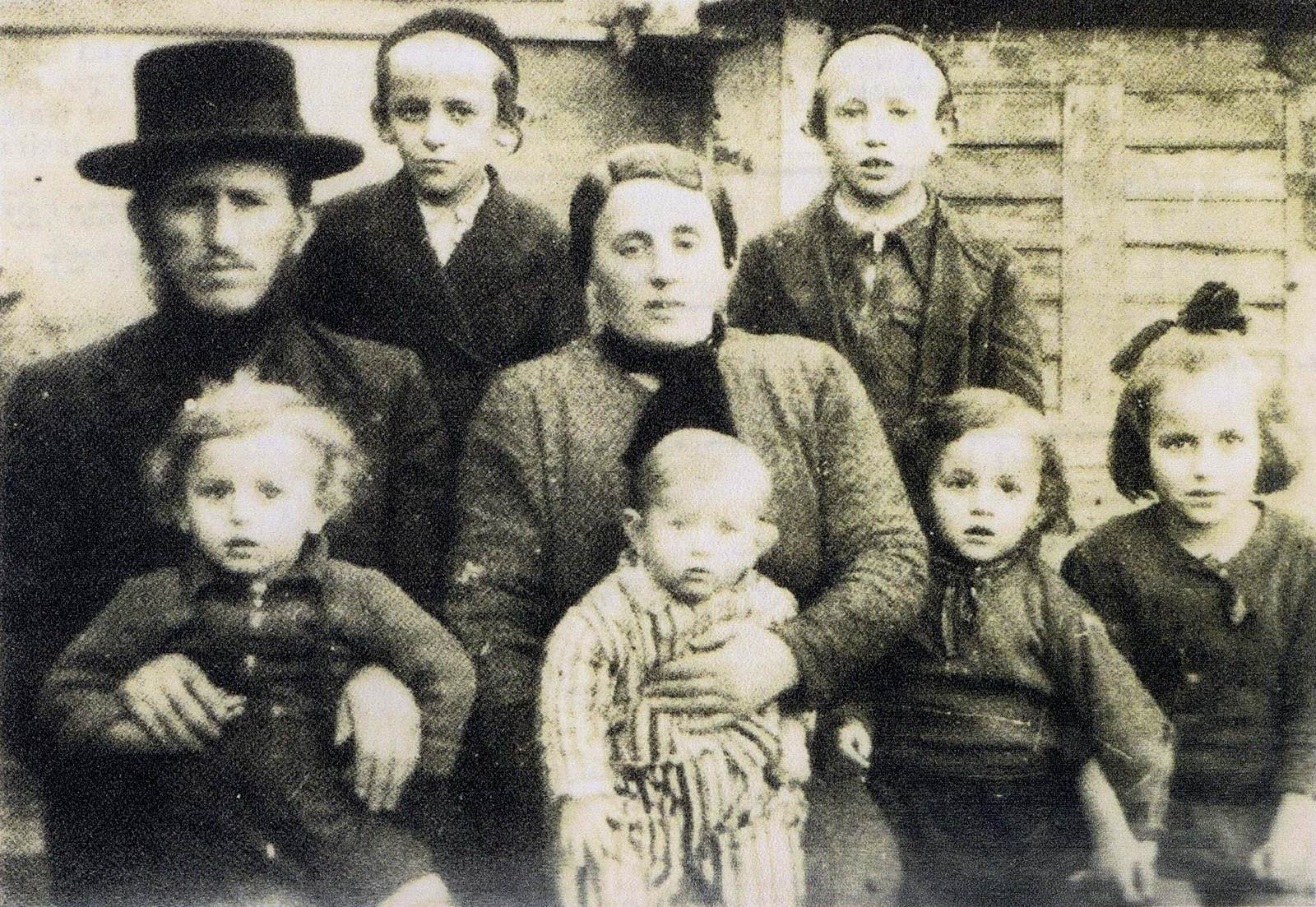 The Kohn family of Szatmárnémeti — Bella Rivka Kohn née Braun with her family.