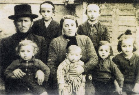 The Kohn family of Szatmárnémeti — Bella Rivka Kohn née Braun with her family.
