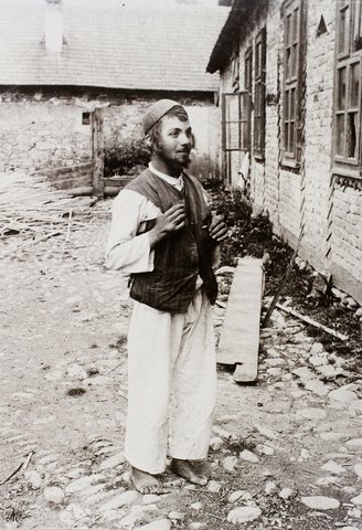 The synagogue courtyard in Máramarossziget (Sighet), 1907 — the town of R’ Moshe Aryeh Freund.