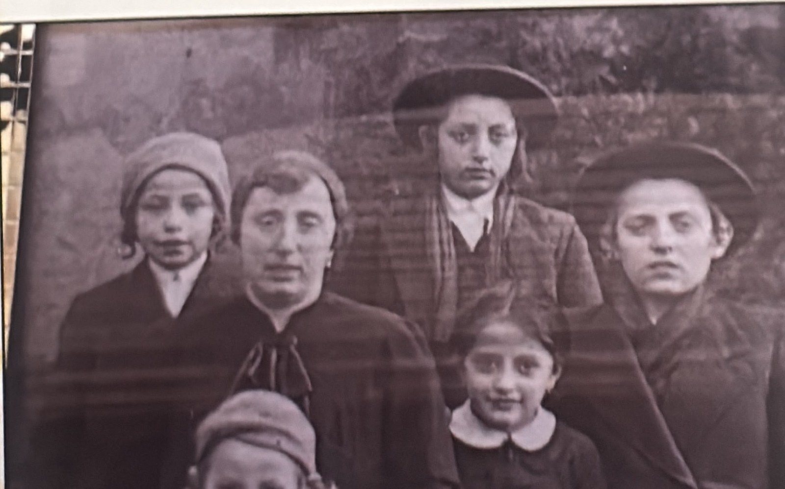 Babi with her mother Chana and her siblings, before the war